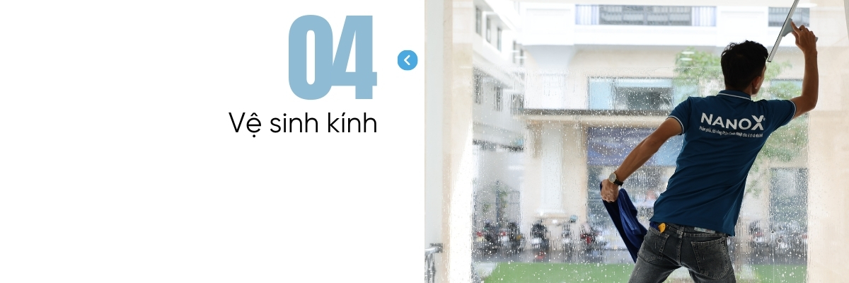 Bước 4 vệ sinh sạch sẽ bề mặt cửa kính trước khi thi công