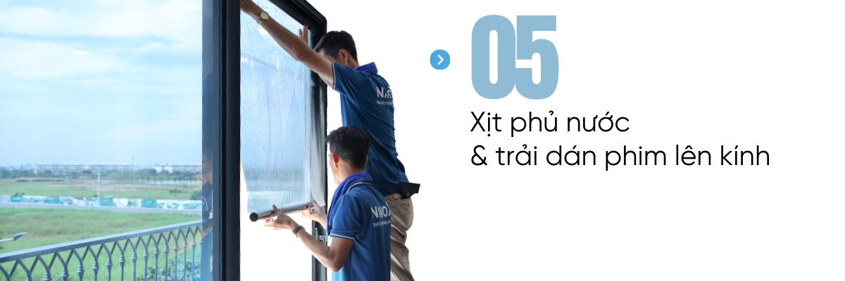 Bước 5 xịt phủ nước và trải dán phim lên mặt cửa kính