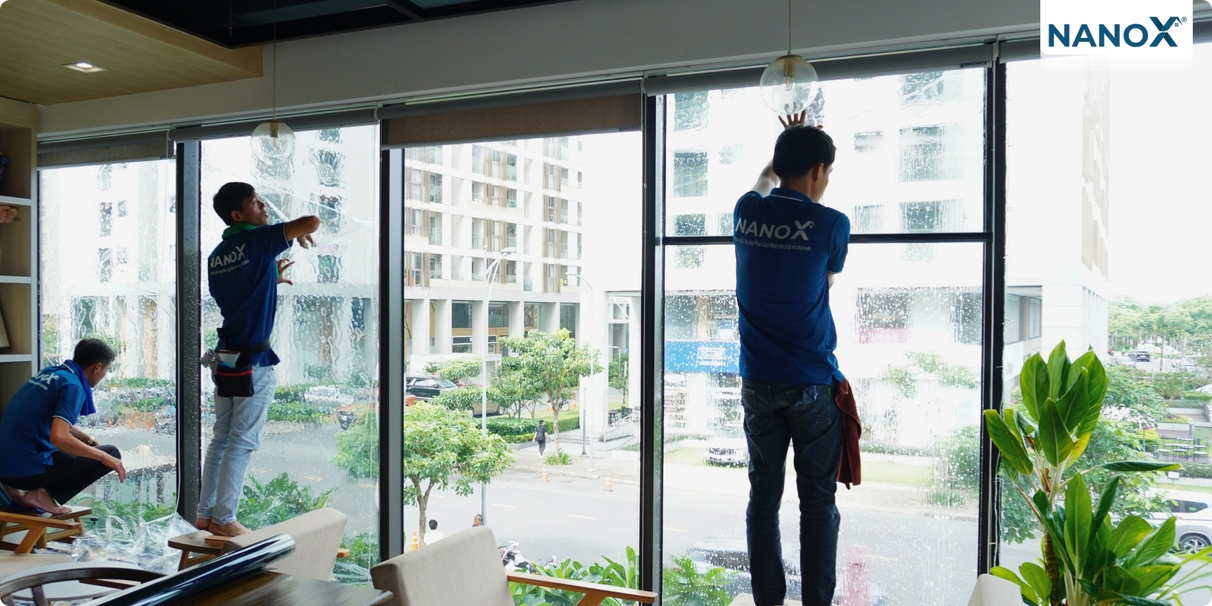 AMC B60 đóng vai trò như một lớp màng gia cường liên kết trên bề mặt kính